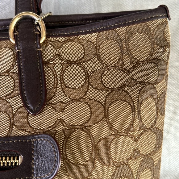 COACH SIGNATURE TAYLOR TOTE KHAKI/ BROWN HANDBAG. DAMADGED AT BOTTOM CORNERS. - Picture 7 of 11